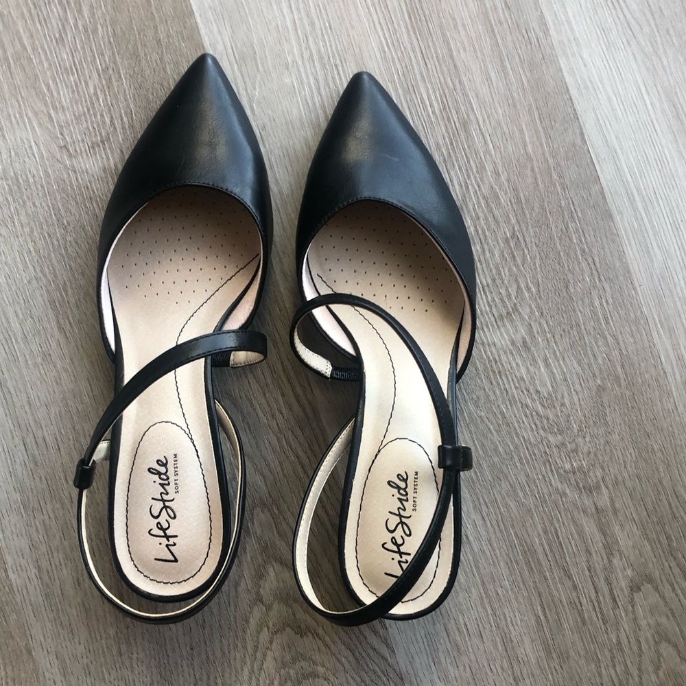 Women’s Lifestride soft system black flats 9 1/2